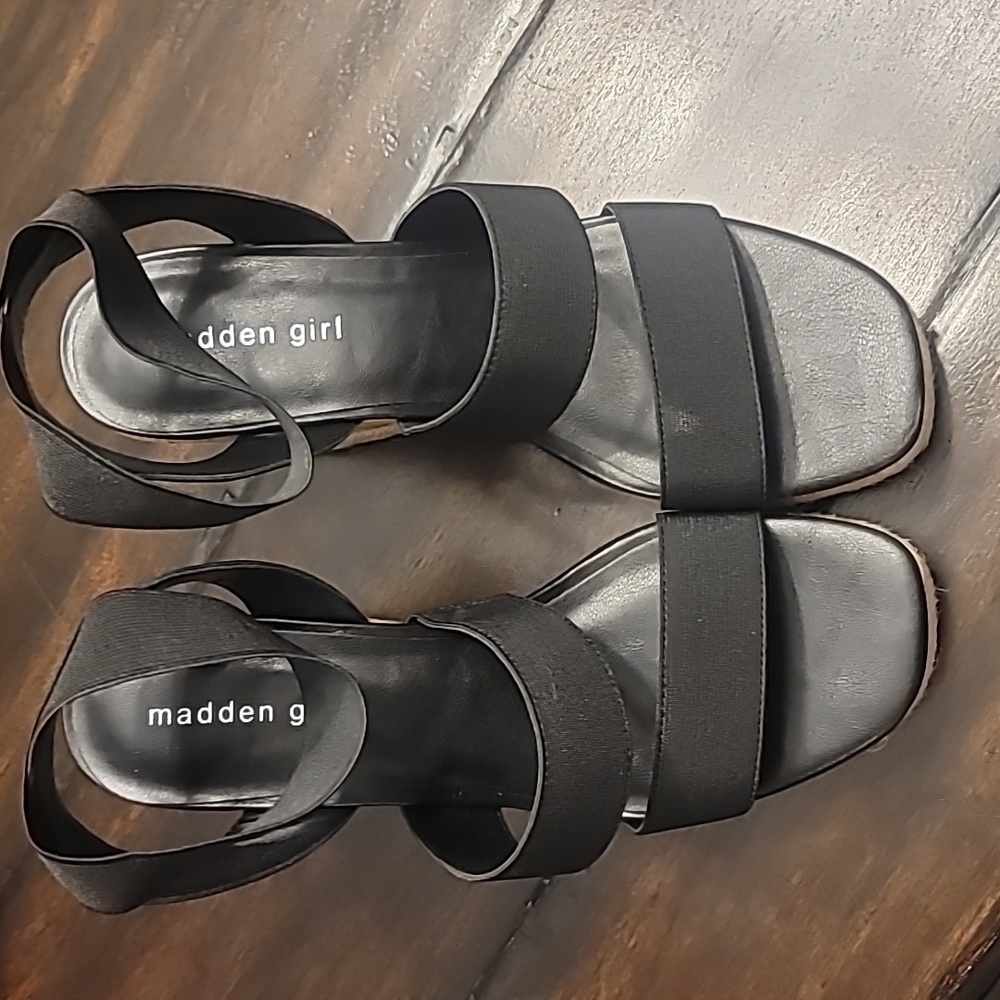 Madden girl black wedge size 9